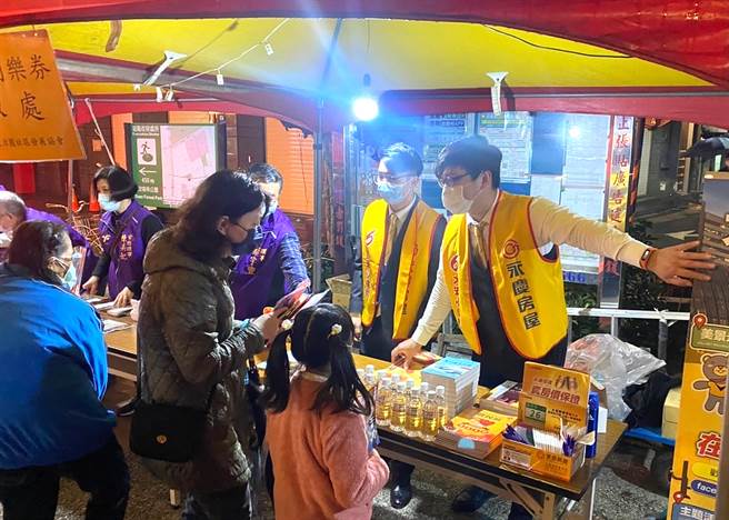 永康里举办提灯笼嘉年华及抽奖活动，永庆房屋赠送金虎花灯增添元宵节气氛。(图/永庆房屋提供)