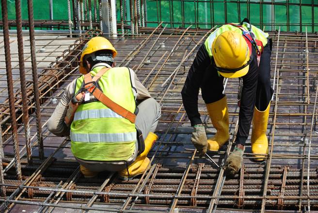 一名爸爸表示，儿子女友的妈妈对他身为工人有偏见，害他瞬间没了自信，无奈询问「当工人很丢脸吗」。（示意图／Shutterstock）