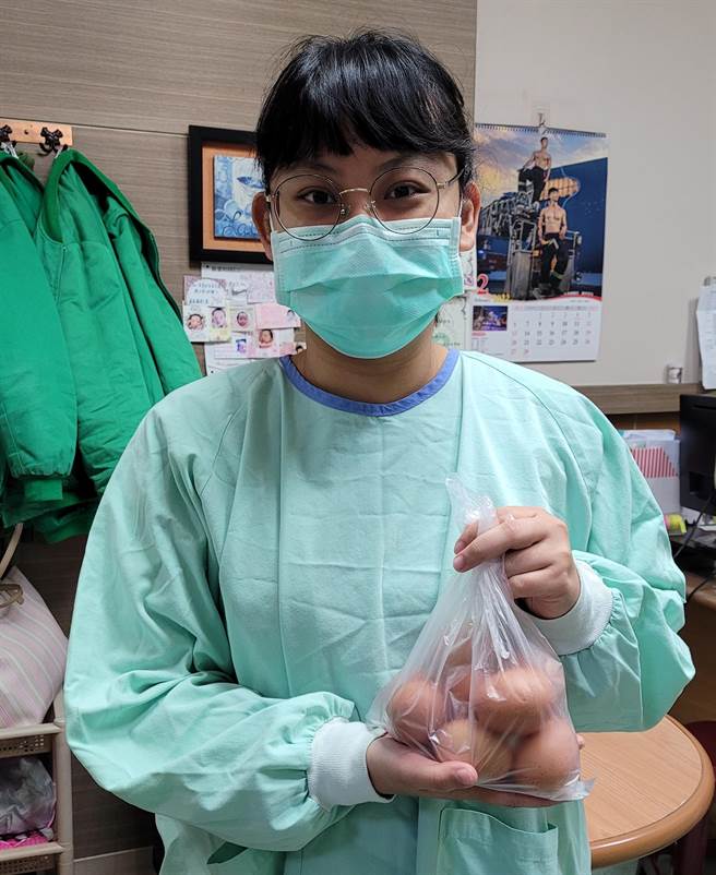 喜獲土雞蛋的護理師陳嬿安說，只是做平常要做的事情，沒想到阿嬤這麼熱情，相當感動。（院方提供／吳建輝南投傳真）