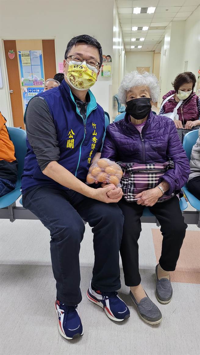 王奶奶說，因為她覺得這個護理師很親切，笑容很親切，工作也很細心，幫她打針又做檢查，所以才想說拿自家飼養生產的土雞蛋跟護理師分享。（院方提供／吳建輝南投傳真）
