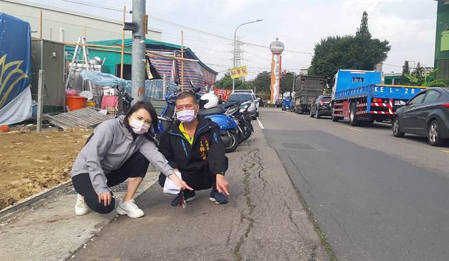 市议员参选人、立委何欣纯服务处副主任赖美连（左），15日与仁德里里长林志忠到大里美群北路，会勘道路现况及说明提升道路品质计画作业进度。（赖美连提供／黄国峰台中传真）