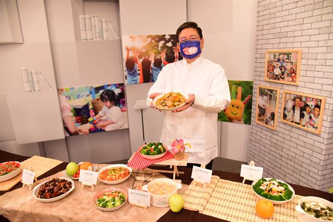 新竹县长杨文科推动「聪明营养午餐」，让小学生吃得更均衡、健康，也有助大脑发展。（庄旻静摄）