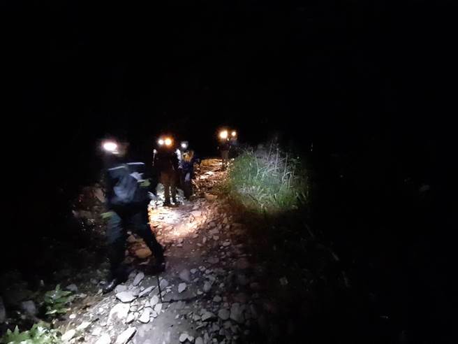 攀登北大武山滑落邊坡，男子左眼撕裂傷，警消摸黑上山救援。(屏縣消防局提供)