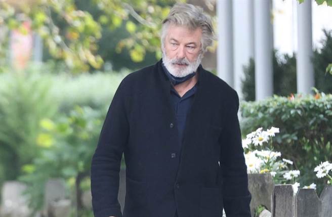 亚歷鲍德温去年在拍摄西部电影时开枪误杀女摄影指导哈钦斯，今被控「过失致死罪」。（图／达志提供）