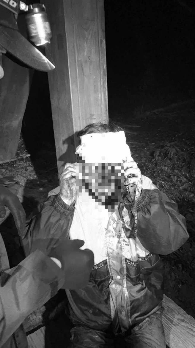 攀登北大武山滑落邊坡，男子滿臉鮮血、左眼撕裂傷。(屏縣消防局提供)
