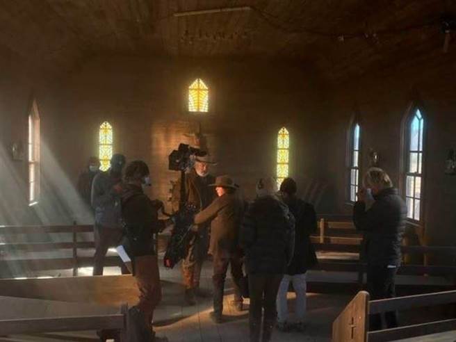 女摄影指导哈里娜哈钦斯（Halyna Hutchins）于片场事发前的最后一张照片。（图／翻摄自IG）