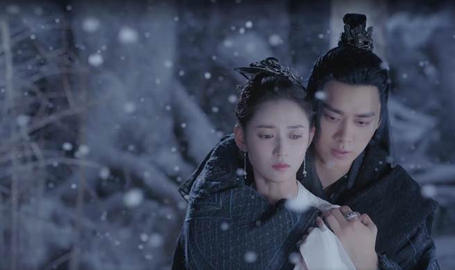 李易峰（右）在大雪中背后环抱陈钰琪。（myVideo提供）