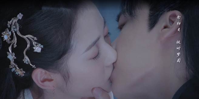  李易峰（右）献出首场古装吻戏。（翻摄myVideo）