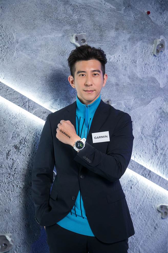 曾担任某精品腕表代言人的修杰楷，最近迷上单车运动，在卸下代言人身分后反朴归真，转而改戴实用的智能腕表，今天他出席Garmin智慧腕表记者会，分享年节曾骑单车游花东，最近已开始计划骑车环岛旅行。（Garmin提供）