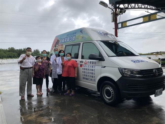 台南麻豆新楼医院医护与医疗巡迴车每周5次到将军区看诊。（台南麻豆新楼医院提供／刘秀芬台南传真）