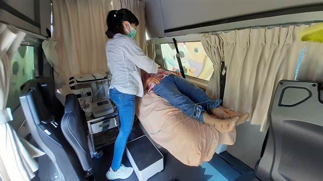 台南柳营奇美医院医护在医疗巡迴车上帮民眾检查心电图。（台南柳营奇美医院提供／刘秀芬台南传真）