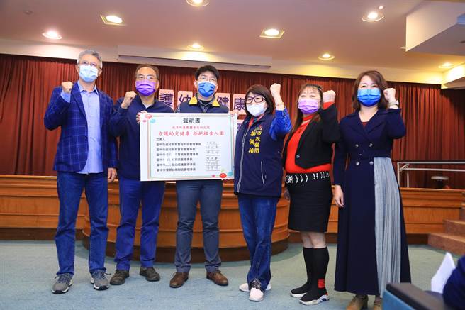 台中市6大幼教团体16日举行「守护幼儿健康 拒绝核食入园」记者会守护幼儿食安。（张妍溱摄）