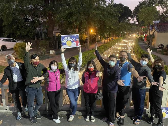 位在凤山的曹公圳也搭上台湾灯会热潮，特地将竹编灯饰沿溪摆挂于曹公圳，并融合水圳地景举办灯节活动，于16日晚间举行点灯仪式，期盼为凤山带来正能量、新契机。（洪浩轩摄）