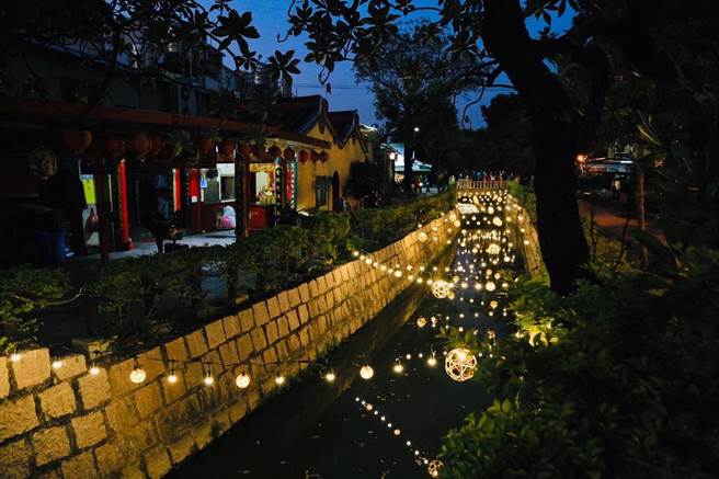 位在凤山的曹公圳也搭上台湾灯会热潮，特地将竹编灯饰沿溪摆挂于曹公圳，并融合水圳地景举办灯节活动，于16日晚间举行点灯仪式，期盼为凤山带来正能量、新契机。（洪浩轩摄）