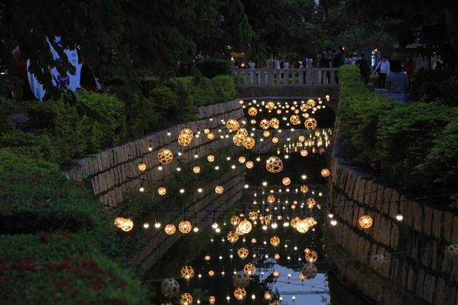位在凤山的曹公圳也搭上台湾灯会热潮，特地将竹编灯饰沿溪摆挂于曹公圳，并融合水圳地景举办灯节活动，于16日晚间举行点灯仪式，期盼为凤山带来正能量、新契机。（洪浩轩摄）