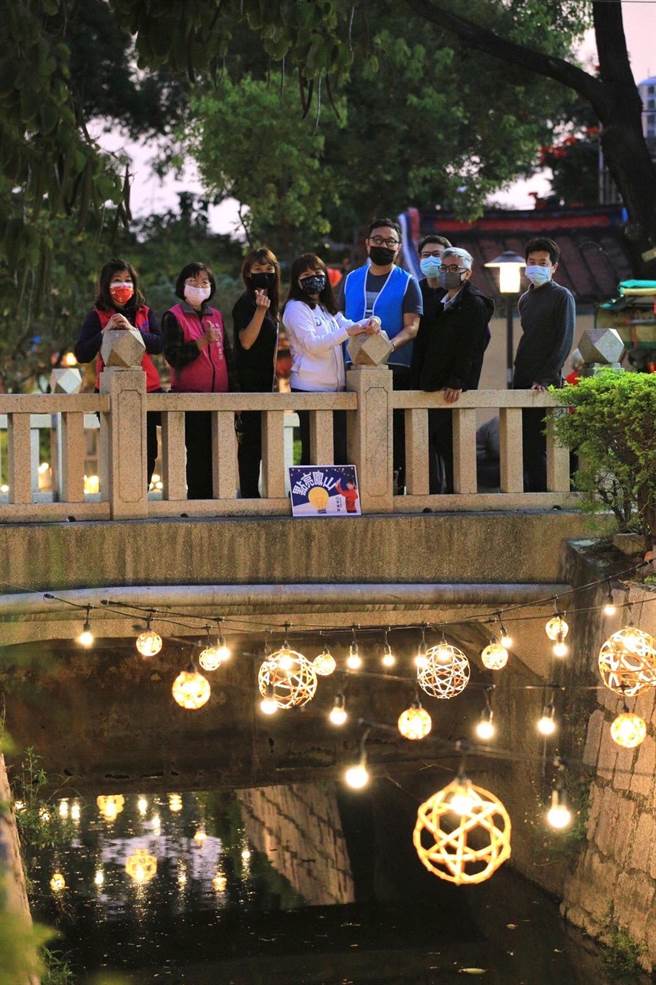 位在凤山的曹公圳也搭上台湾灯会热潮，特地将竹编灯饰沿溪摆挂于曹公圳，并融合水圳地景举办灯节活动，于16日晚间举行点灯仪式，期盼为凤山带来正能量、新契机。（洪浩轩摄）