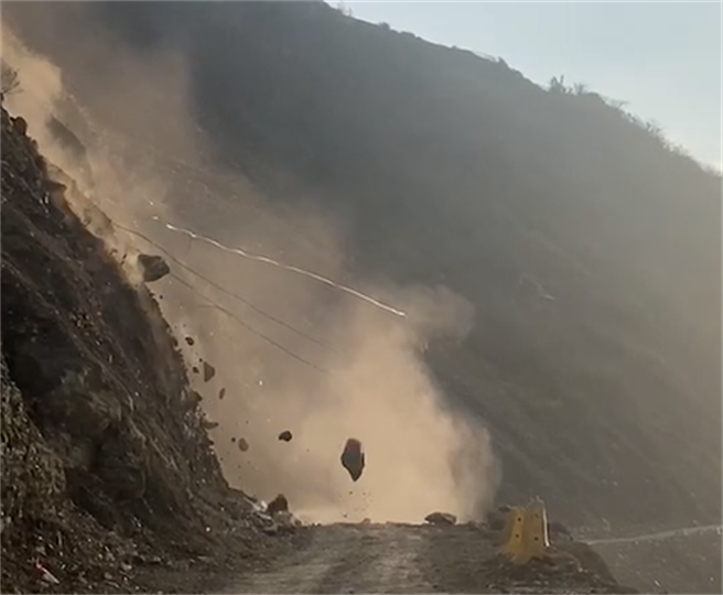 南投县仁爱乡力行产业道路15.8公里处16日下午因地震而坍方，该处路段再次紧急封闭。（翠华村长高政光提供）