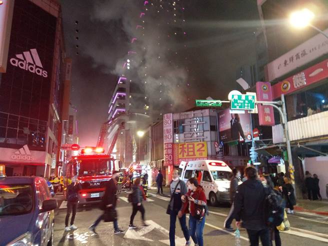 台北市万华区、西门町商圈16日晚间有一间民宅失火，街道上烟雾瀰漫。（陈鸿伟摄）