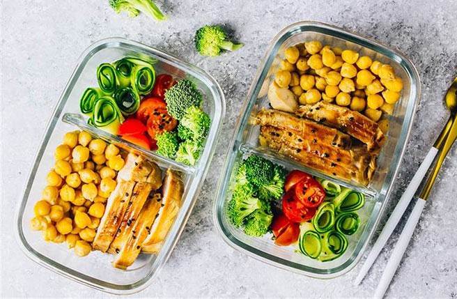 一名妇人经常吃隔夜饭菜，去年间突然半个月没排气、排便，就医检查已罹癌。（示意图／Shutterstock）