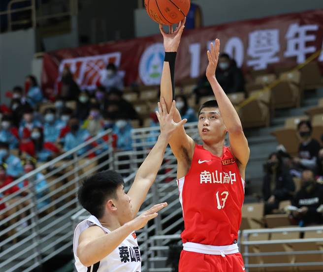 南山高中吴志锴（右）单场贡献13分、10篮板、4阻攻、4抄截。（高中体总提供）