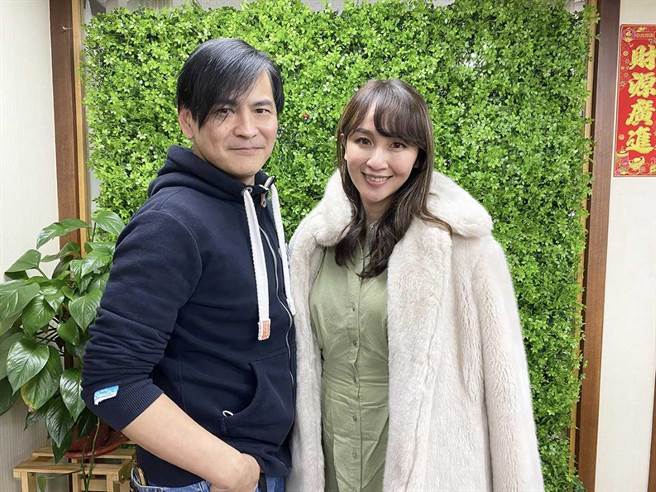 马国贤（左）在播客节目中邀请蔡逸帆分享过往主播人生。（艾迪升传播提供）