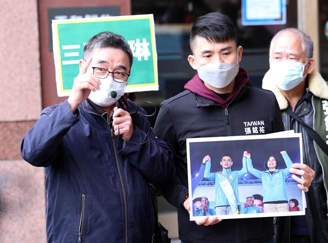 民进党新北市第9选区议员提名出现争议，前新党党员、立委罗致政特助黄琳有望获得妇女保障名额，直接保送跳过初选，这让同选区的张铭佑（中）不满，16日到党中央向党主席蔡英文陈情。（黄世麒摄）