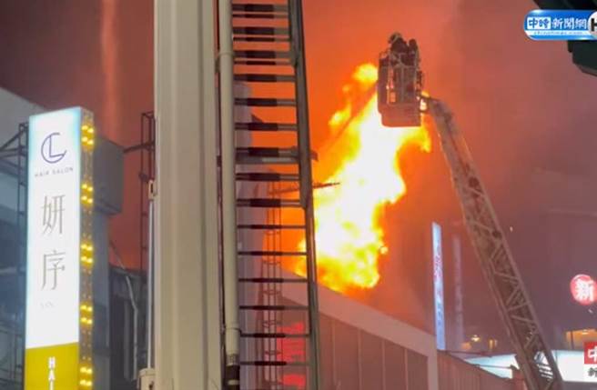 北市西门町大火烈焰浓烟冲天 逛街民眾遭烟呛纷纷走避