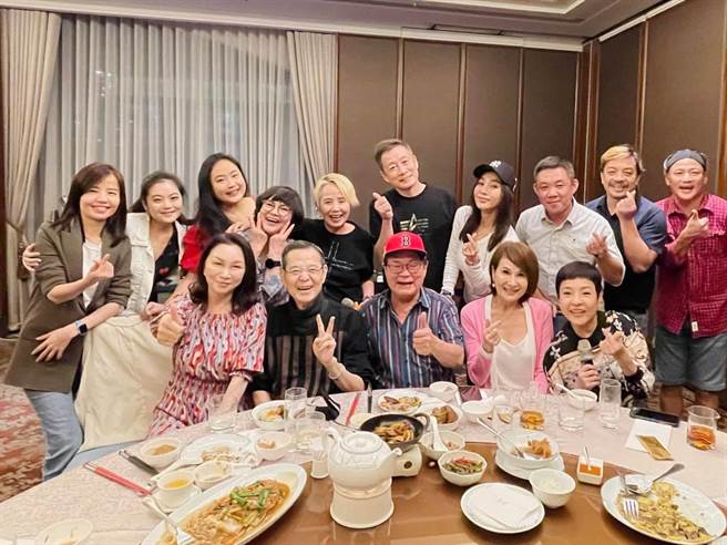 陳美鳳過去常和巴戈、向娃等好友聚餐。(圖／取自陳美鳳臉書)