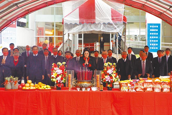裕隆集团执行长严陈莉莲带领高阶主管祈福祭拜。图／裕隆提供
