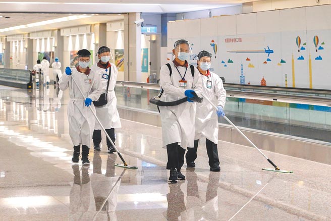 國民黨及民眾黨昨日痛批，防疫有功政府攬，防疫的成本卻要民眾自行負擔，呼籲民眾若被匡列隔離，入住防疫旅館費用應由政府埋單。圖為桃機清潔人員在清潔消毒的畫面。（非新聞當事人）（本報資料照片）