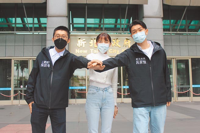 前新北市长室秘书吴训孝（左）、前新北市政府副发言人戴湘仪（中）、吕家恺（右），宣布投入新北市议员选战，首日就引发蓝绿口水战。（陈慰慈摄）
