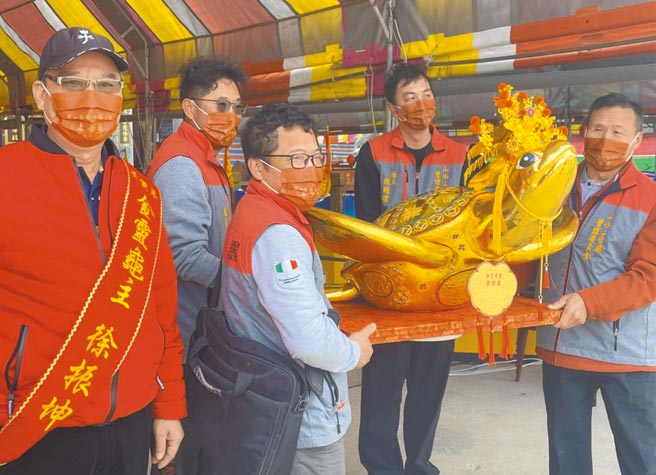 澎湖元宵节重头戏，全国最大、最重的澎湖山水里上帝庙金灵龟王闪亮登场。（陈可文摄）