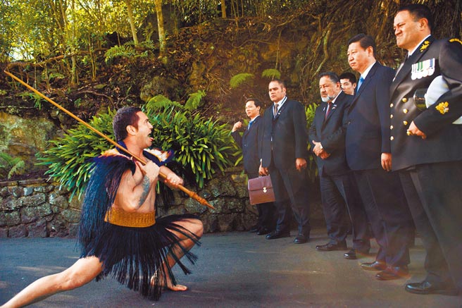 中国商务部与纽西兰贸易部于15日同时宣布，双方均已完成《中国-纽西兰自由贸易协定升级议定书》的国内核准程序，《升级议定书》将于4月7日正式生效实施。图为纽西兰方以毛利人传统仪式迎接习近平到访。（中新社）