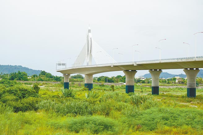 「东丰快」第1、2、3标环评遭最高行政法院判决撤销而致停工，而第4、5标在2019年完工，横跨在大甲溪上的桥面，成了「断头桥」奇景。（王文吉摄）