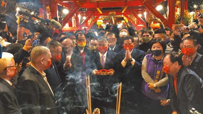 大甲鎮瀾宮董事長顏清標率領全體董監事擲筊，請媽祖裁定今年起駕日期。（陳淑娥攝）