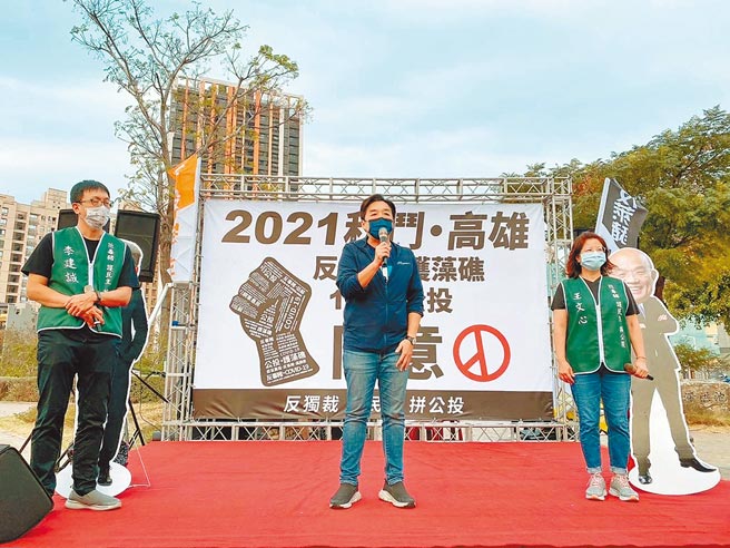 国民党高市党部副主委曹桓荣（中）被视为高雄市长黑马人选，他长期深耕地方，被认为有「再上一层楼」企图心。（曹桓荣提供／柯宗纬高雄传真）