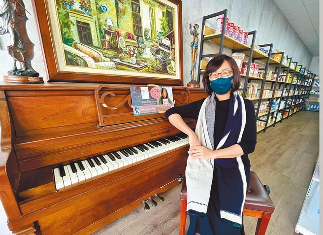 留奥钢琴师周美君与药师陈昭宏夫妻，利用社区药局打造音乐聆赏空间。（庄哲权摄）