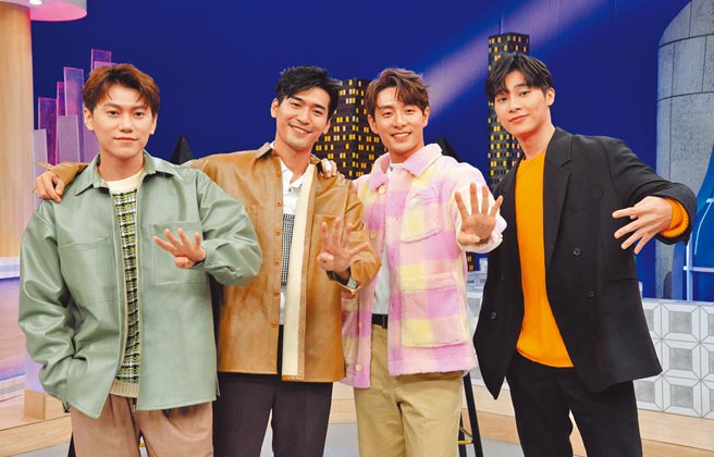 《我和我的钢四壁》4帅邱宇辰（左起）、涂善存、管麟、宋伟恩上《一袋女王》打戏，爆料互揭奇特人格。（卫视中文台提供）