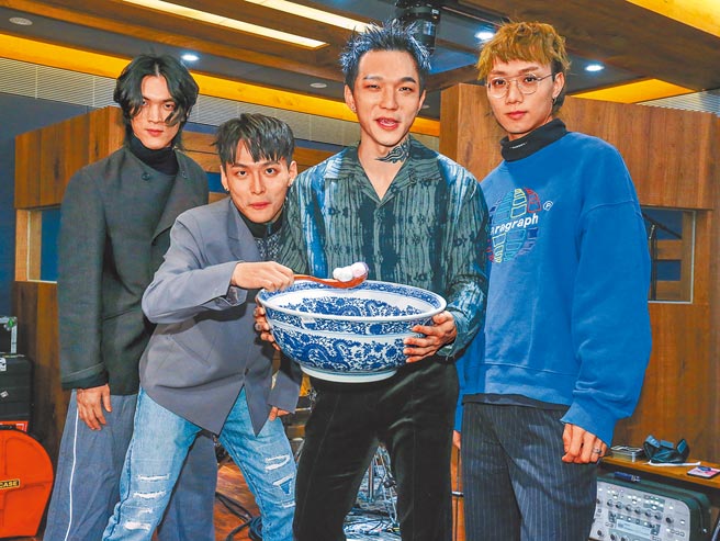 傻子与白痴昨练团，唱片公司送上100颗汤圆预祝他们演唱会百分百圆满顺利。（粘耿豪摄）