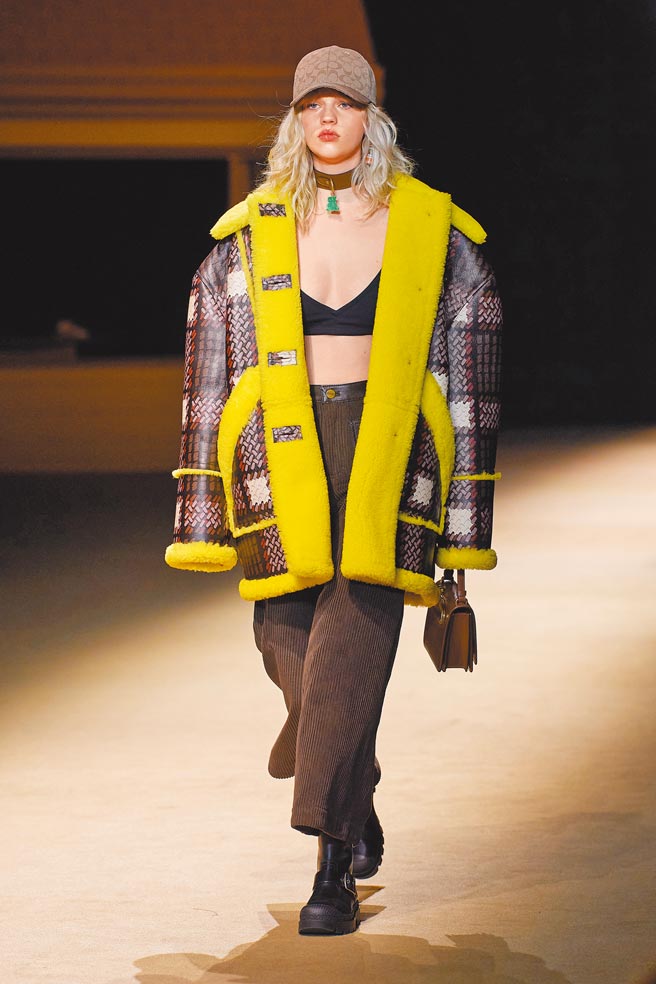 COACH秋冬秀回归美国风格，萤光滚边剪毛落肩皮外套搭配中空装，可谓刚柔并济。（COACH提供）