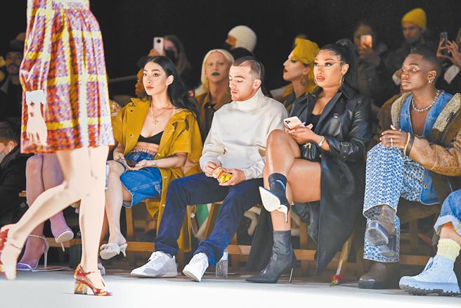 年轻明星们全面拥抱COACH来看秀，左起创作歌手泽山璃奈、演员安格斯克劳德、嘻哈歌手梅根西斯塔莉安及演员瑞奇汤普森。（COACH提供）