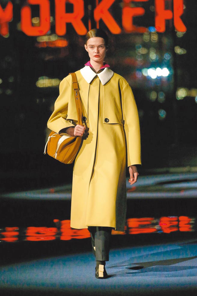 Tory Burch大秀採用色彩饱和度高的明亮色系。（摘自c BFA 2022）