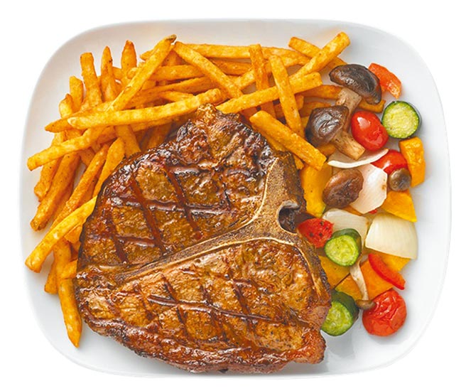 IKEA即日起至3月9日推出近千項商品5折起絕版品出清，IKEA瑞典餐廳也同步於即日起至3月9日加碼推出「24盎司重磅丁骨牛排」（見圖）限時優惠活動，優惠價只要550元，原價690元，讓你買得開心又能享受美食。（IKEA提供）