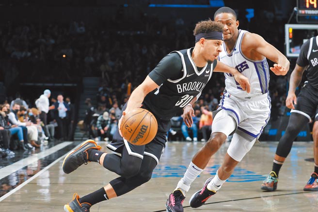 塞斯柯瑞（左）籃網首秀，率隊中止11連敗。（美聯社）