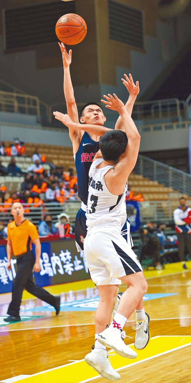 能仁家商前鋒林子皓（後）本季提供球隊進攻火力。（高中體總提供）