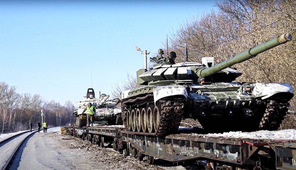 美国官员16日表示，俄罗斯撤军是不实说法，莫斯科甚至进一步在乌克兰边境增兵7000人。图为俄罗斯释出坦克车运回常驻地的画面。（图／美联社、俄罗斯国防部）(photo:ChinaTimes)