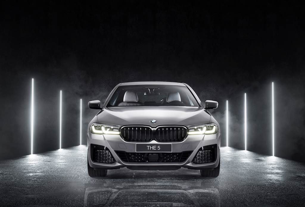 發表以來屢獲全球無數專業獎項肯定的全新BMW 5系列，不僅樹立車壇中大型豪華房車標竿，更榮獲《auto, motor und sport》「2022 Best Cars Award」年度最佳車款「中大型房車(Upper Midrange)」級距冠軍寶座