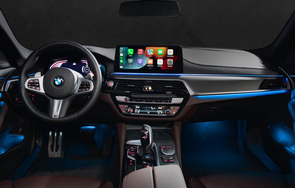 全新BMW 5系列配備領先同級的全數位虛擬座艙、車況抬頭顯示器、智慧語音助理2.0、無線智慧型手機整合系統等創新科技，而豪華型四區恆溫空調與層峰尊寵規格的車門自動緊閉系統，更堆砌出令人陶醉的細膩質感