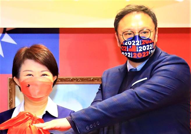 台中市长卢秀燕延揽口才犀利的郑照新担任新闻局长、发言人，年底选战对负面攻击立即回应快速反击，战斗蓝团队就定位。（卢金足摄）