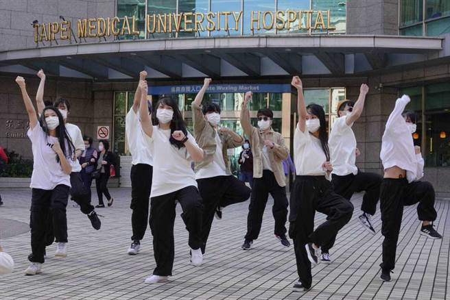 教育部拍板高中生今年9月起8点10分到校，不必参加早自习与升旗，引发热议。(示意图／黄子明摄)